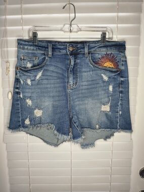 Judy Blue Sun Embroidered High Rise Denim Shorts Distressed Raw Hem Size 1XL EUC